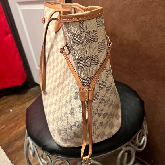 LV Damier Azur purchased in March 2021 includes box, dustbag, and receipt! - Picture 4 of 8